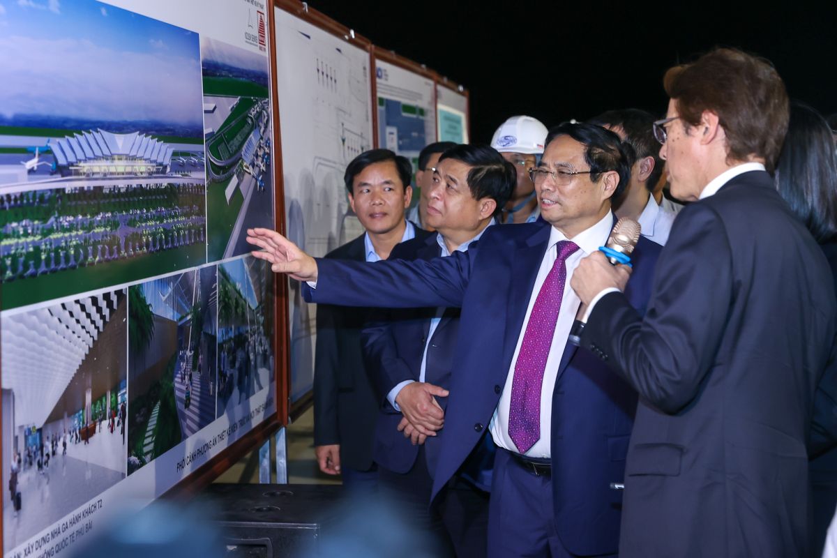 Thủ tướng Phạm Minh Chính kiểm tra tiến độ dự án xây dựng nhà ga hành khách T2 của cảng hàng không quốc tế Phú Bài.