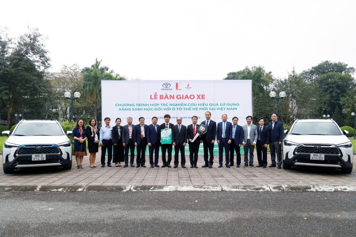 Toyota Việt Nam bàn giao xe trong chương trình hợp tác nghiên cứu hiệu quả sử dụng xăng sinh học với ô tô thế hệ mới.