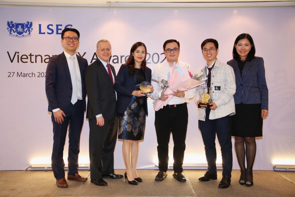 Bà Vũ Thị Mỹ Hạnh (đứng giữa)– Giám đốc cao cấp thị trường tại chính Techcombank nhận giải thưởng từ đại diện LSEG.