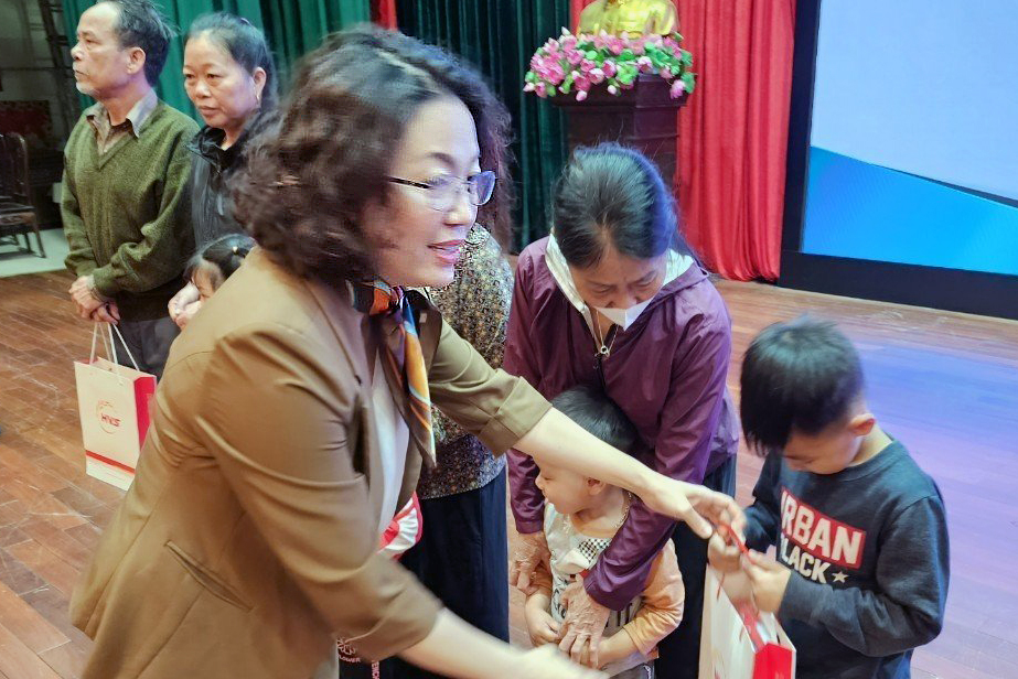Đại diện Công ty TNHH Hương Việt Sinh trao quà cho các cháu mồ côi.