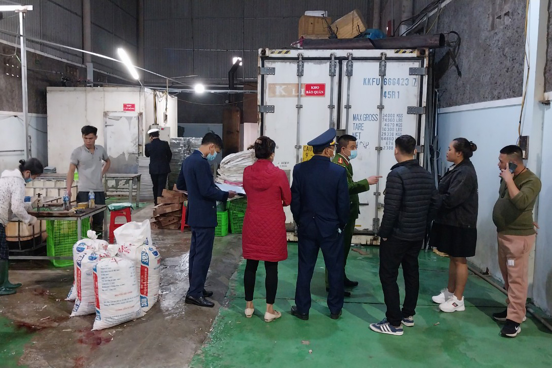 Lực lượng chức năng phát hiện vụ việc vi phạm về an toàn thực phẩm tại Công ty TNHH Thực phẩm MĐ, xã Ngọc Thiện, huyện Tân Yên.