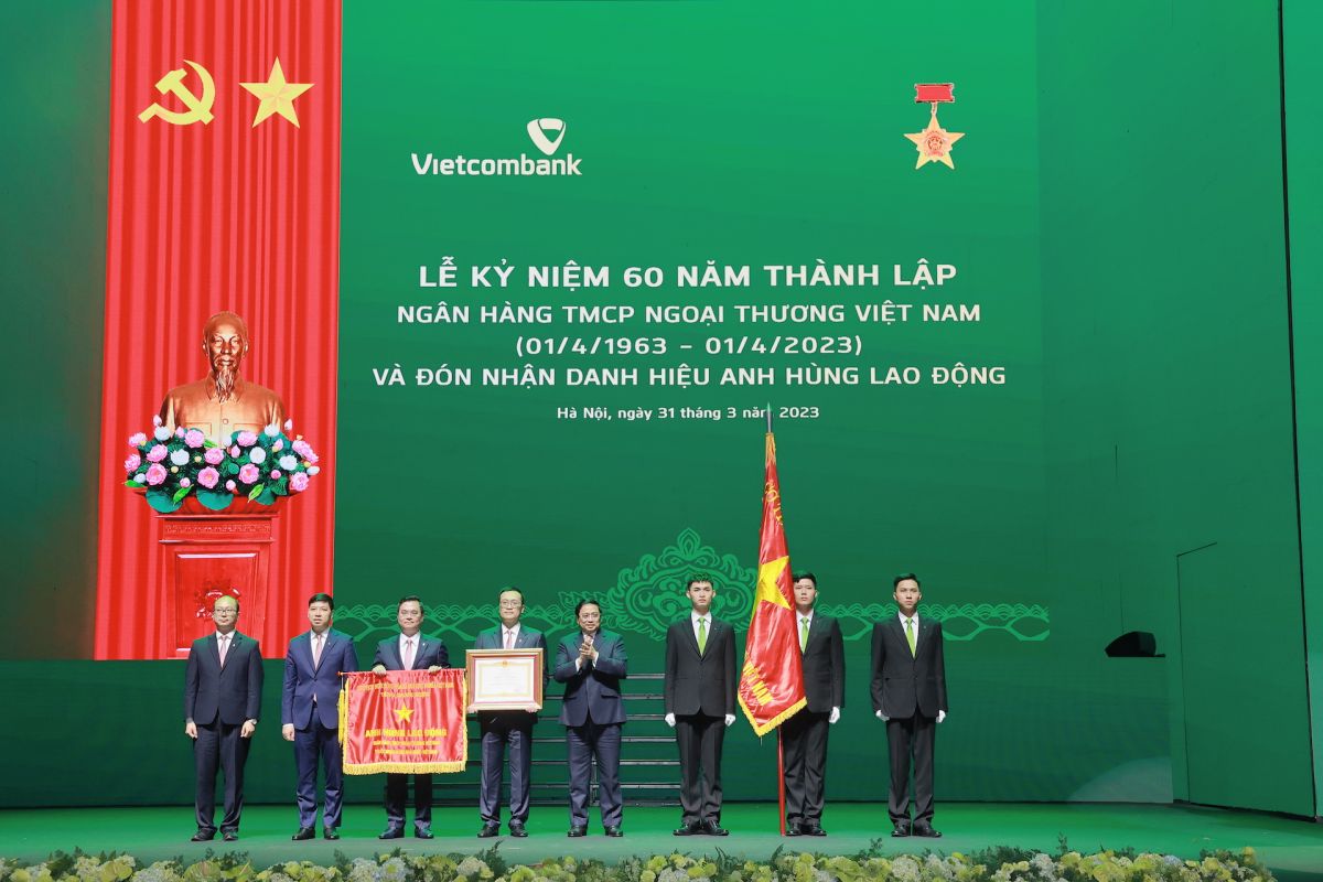 Vietcombank đón nhận danh hiệu Anh hùng Lao động.