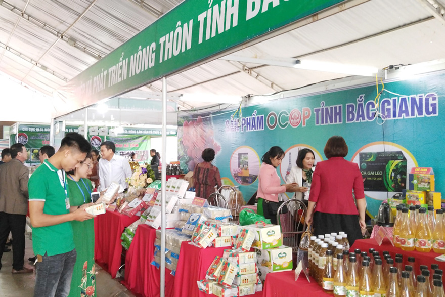 Gian trưng bày sản phẩm OCOP của Bắc Giang tại Hội chợ nông nghiệp và sản phẩm OCOP khu vực phía Bắc, tổ chức tại tỉnh Hòa Bình