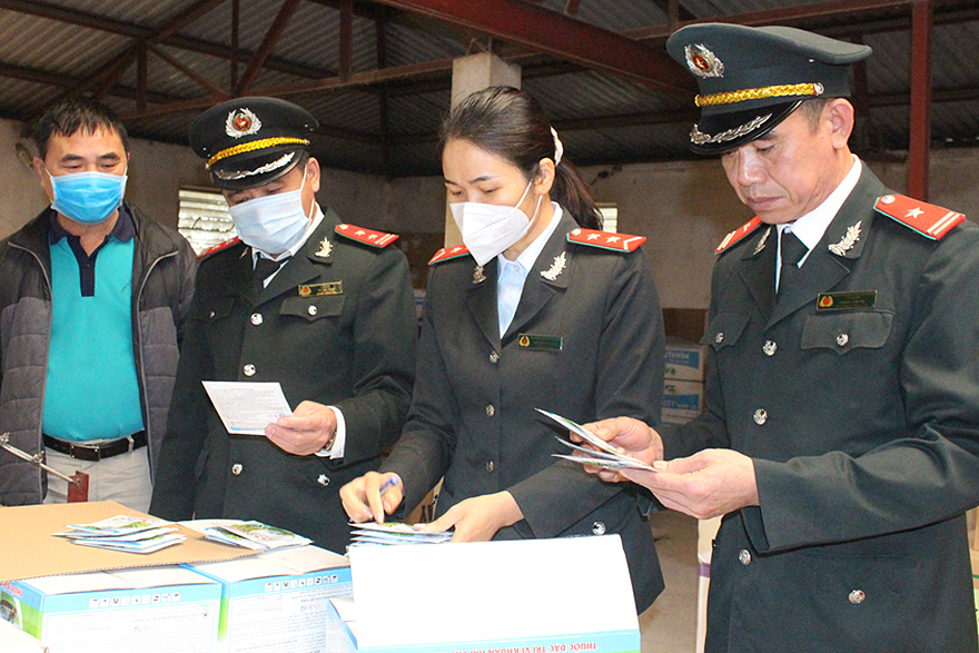 Đoàn kiểm tra của Sở Nông nghiệp và Phát triển nông thôn kiểm tra một cơ sở kinh doanh phân bón, thuốc bảo vệ thực vật tại xã Đại Lâm (Lạng Giang).