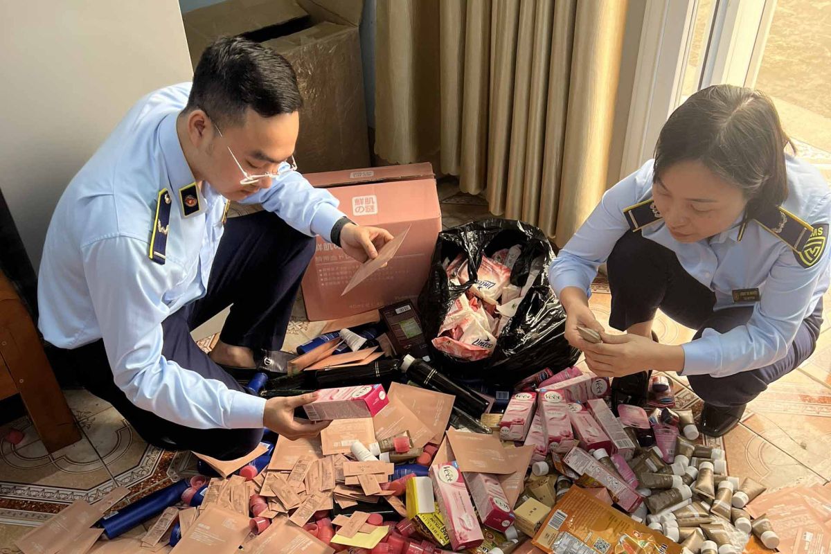 Lực lượng chức năng kiểm tra mỹ phẩm nhập lậu của Hộ kinh doanh Vi Thị Thùy Dương, phường Thọ Xương, thành phố Bắc Giang.