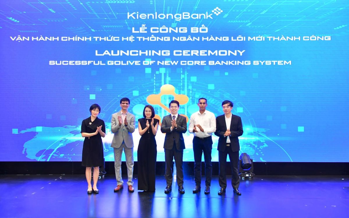 Đại diện Ban lãnh đạo KienlongBank cùng đối tác chiến lược Oracle tham quan Quầy Giao dịch sau khi vận hành hệ thống mới.