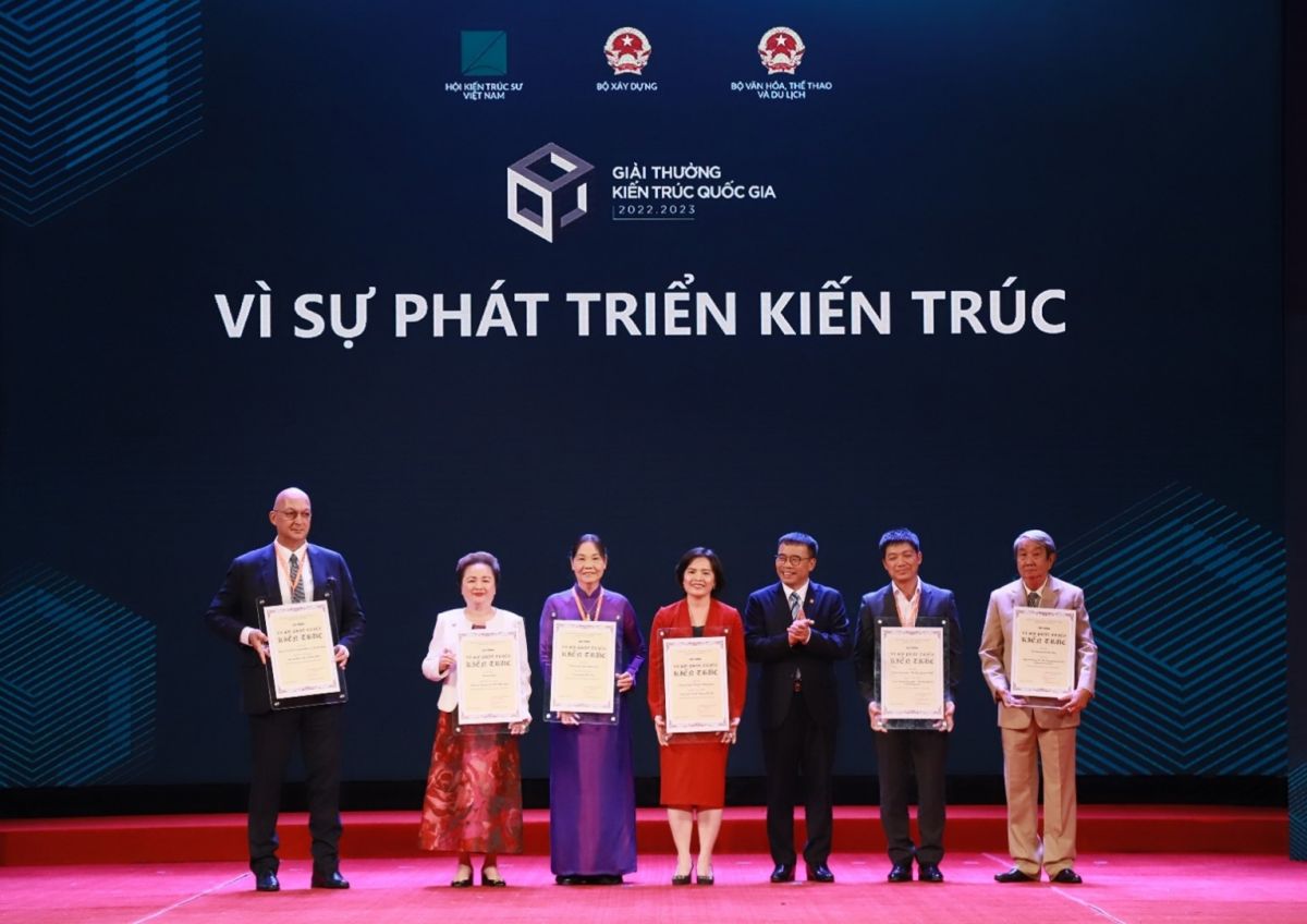 Madame Nguyễn Thị Nga (đứng thứ hai, từ trái sang), Chủ tịch Tập đoàn BRG

nhận giải thưởng “Vì sự phát triển Kiến trúc”.