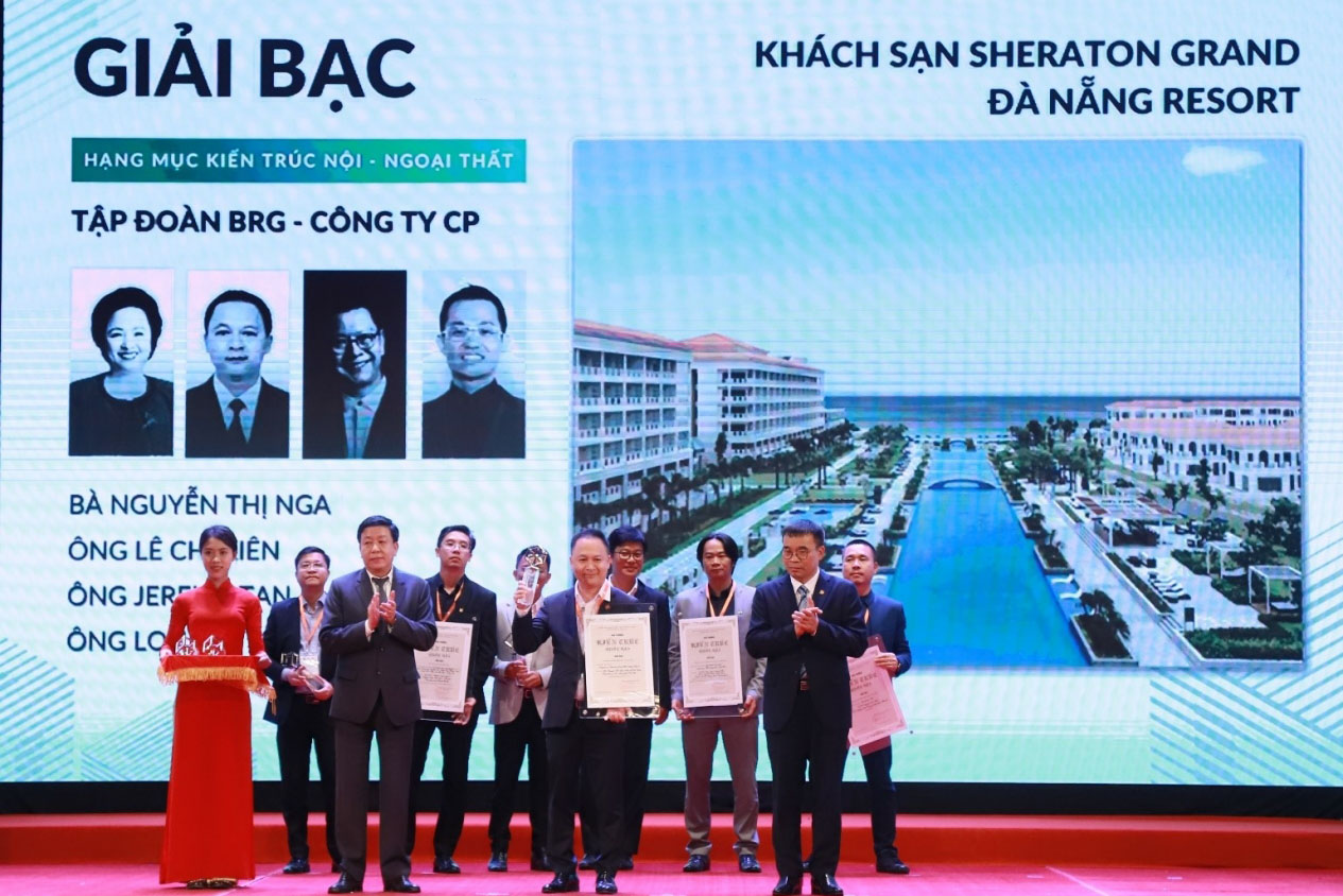 Madame Nguyễn Thị Nga (đứng thứ hai, từ trái sang), Chủ tịch Tập đoàn BRG

nhận giải thưởng “Vì sự phát triển Kiến trúc”.
