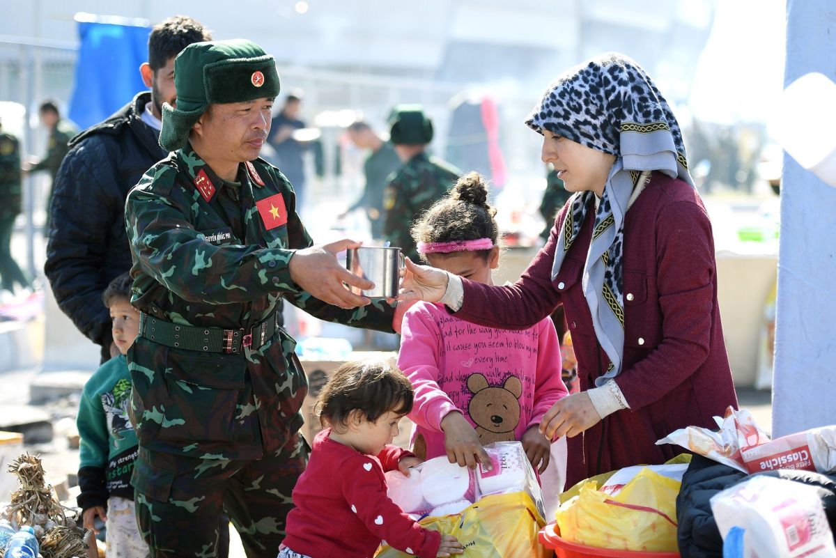 Chiến sỹ Đoàn Quân đội Nhân dân Việt Nam hỗ trợ người dân mất nhà tại Hatay, Thổ Nhĩ Kỳ.