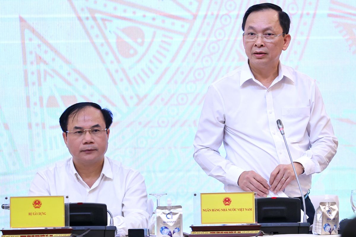 Phó Thống đốc Thường trực NHNN Đào Minh Tú khẳng định các ngân hàng đang triển khai giảm lãi suất.