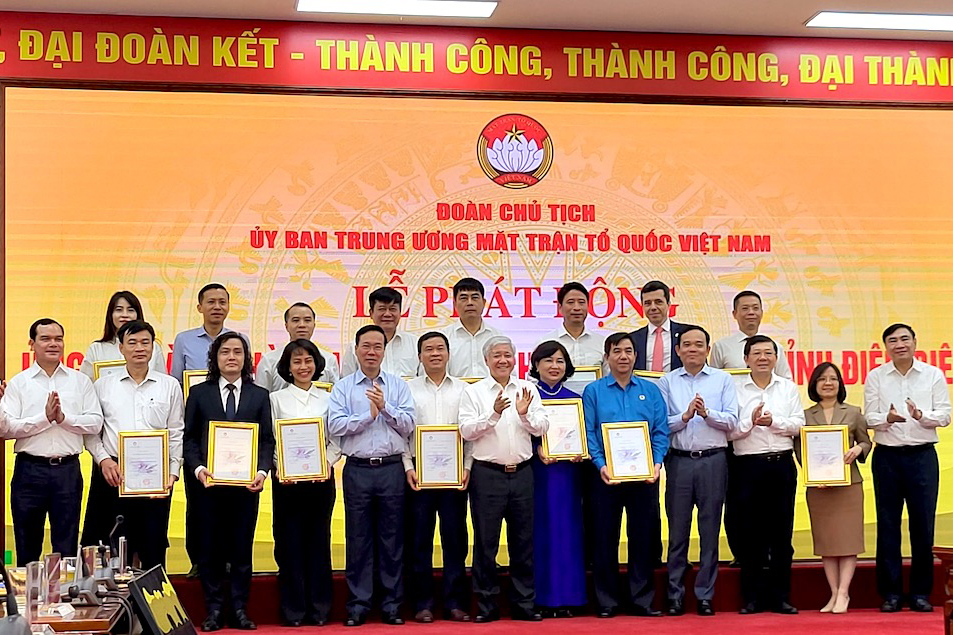 Chủ tịch nước Võ Văn Thưởng chụp ảnh lưu niệm cùng đại diện các doanh nghiệp tại lễ phát động ủng hộ làm nhà đại đoàn kết cho hộ nghèo của tỉnh Điện Biên.