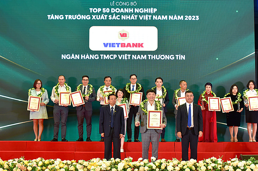 Đại diện Vietbank nhận danh hiệu Top 50 Doanh nghiệp tăng trưởng xuất sắc nhất Việt Nam 2023.