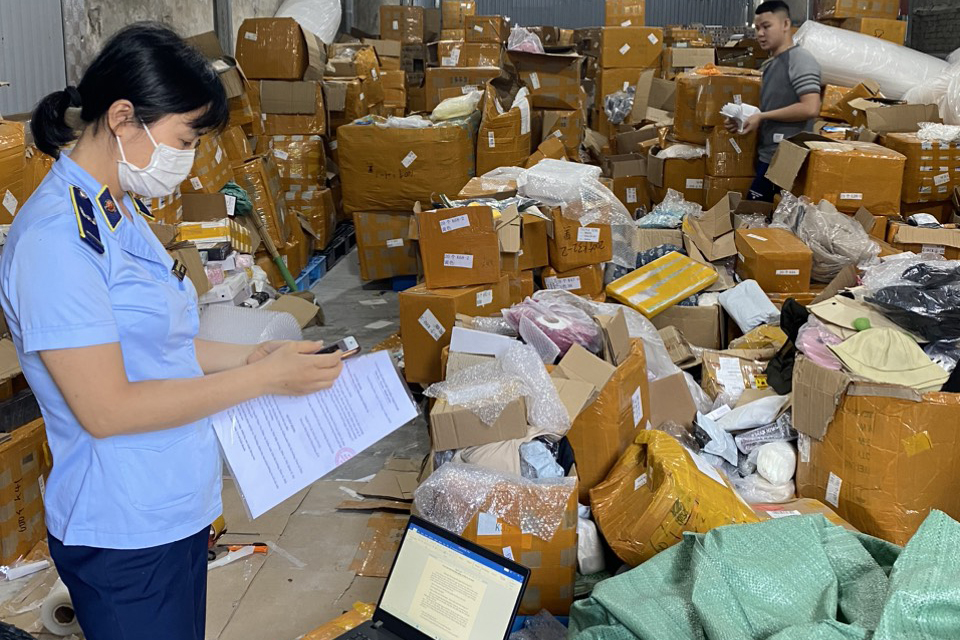 Kho chứa hàng chục nghìn sản phẩm mỹ phẩm, đồ gia dụng vi phạm trên địa bàn Hà Nội.