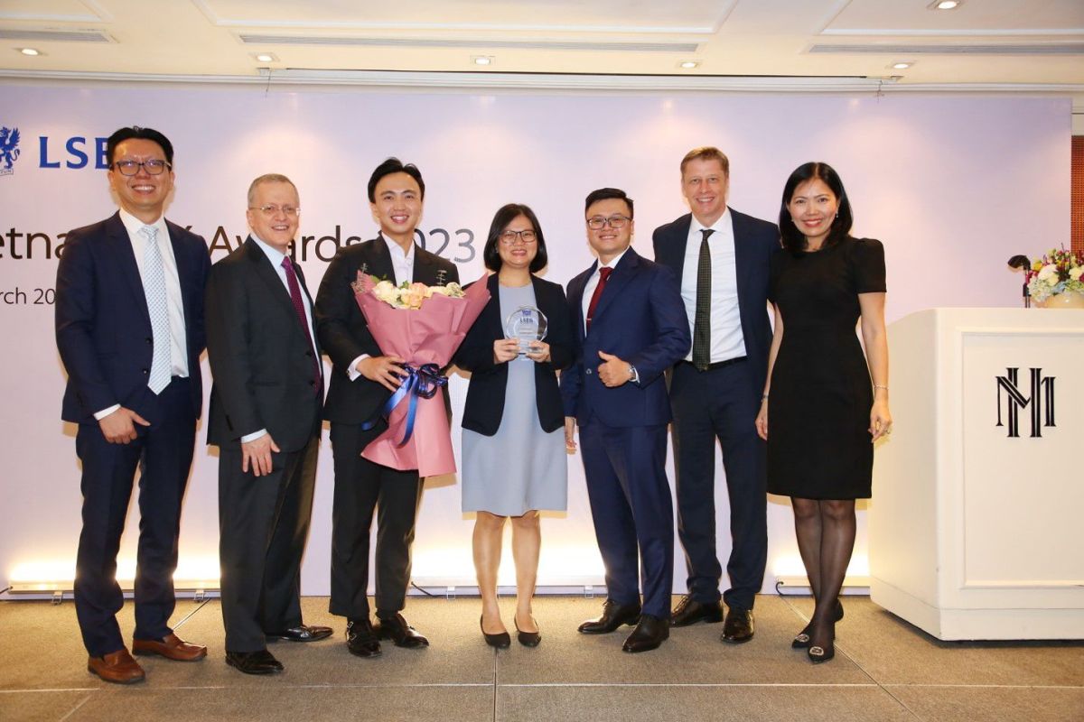 Ông Steve Dean – Giám đốc LSEG khu vực ASEAN (thứ 2 từ trái sang) trao giải thưởng cho Đại diện Eximbank – Bà Huỳnh Ngọc Trang – Giám đốc Phòng Kinh doanh tiền tệ (thứ 4 từ trái sang) và bộ phận FX Trading Eximbank.