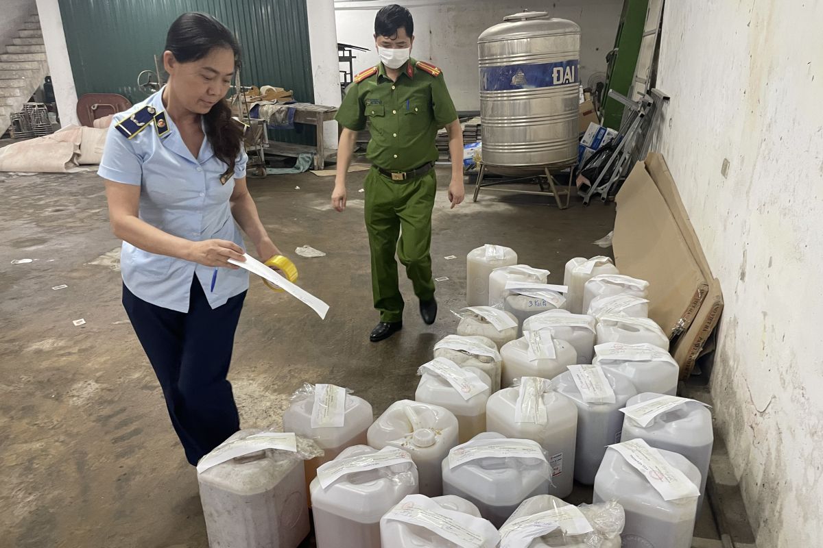 Đội QLTT số 25 kiểm tra nhà hàng Sơn Dương, phát hiện cơ sở này đang kinh doanh 480 lít rượu trắng thủ công không rõ nguồn gốc xuất xứ.