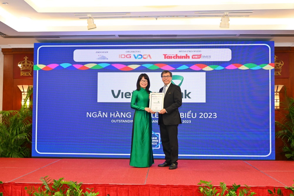 Bà Đoàn Hồng Nhung - Phó Giám đốc Khối Bán lẻ Vietcombank đại diện ngân hàng nhận giải thưởng từ Ban tổ chức.