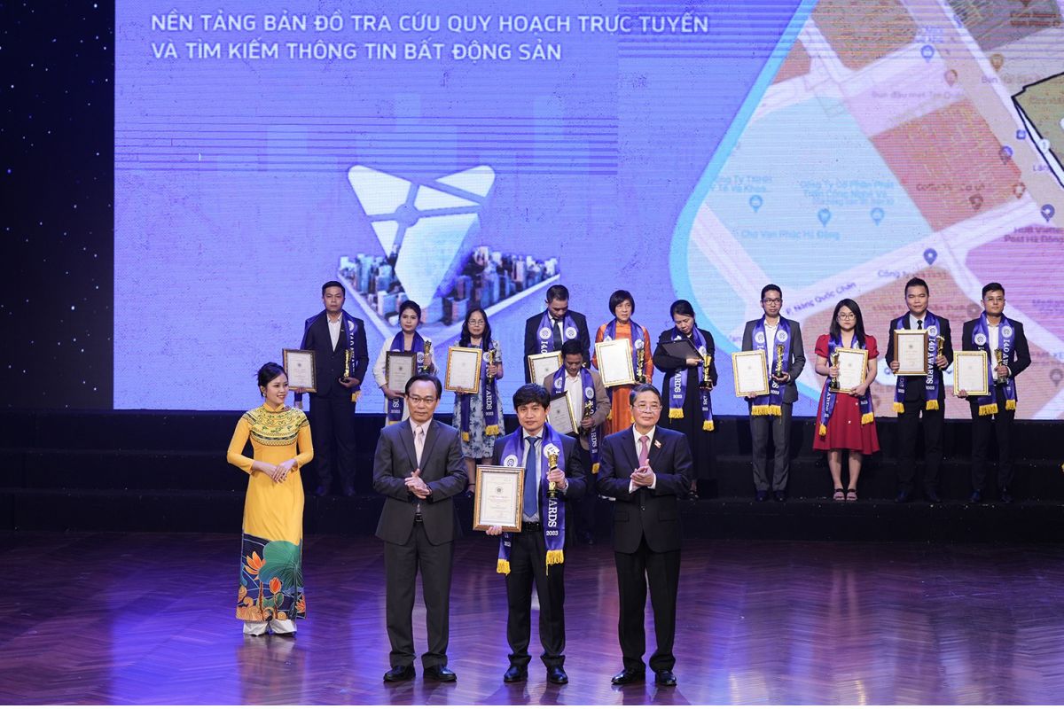 Phó Chủ tịch Quốc hội Nguyễn Đức Hải và Thứ trưởng Bộ GD&ĐT Hoàng Minh Sơn trao chứng nhận cho đại diện Công ty Meey Land.