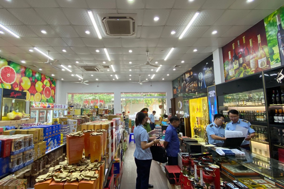Lực lượng Quản lý thị trường phối hợp kiểm tra một hộ kinh doanh trên địa bàn thành phố Bắc Giang.