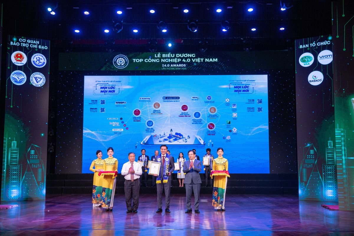 Ông Nguyễn Phương Sơn- Giám đốc Đối ngoại Amway Việt Nam nhận giải thưởng từ Ban tổ chứ.