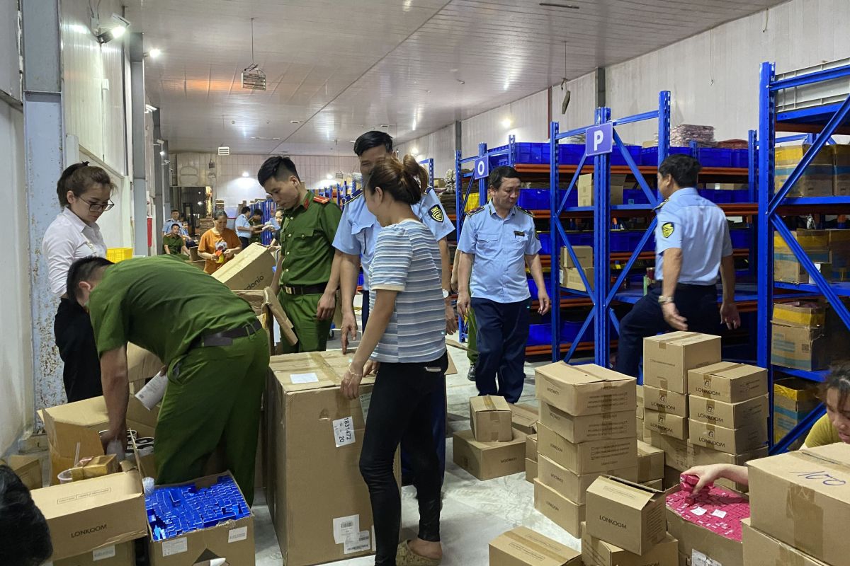 Bắc Giang:  Bán rượu và thuốc lá điếu nhập lậu, một hộ kinh doanh bị phạt gần 100 triệu đồng