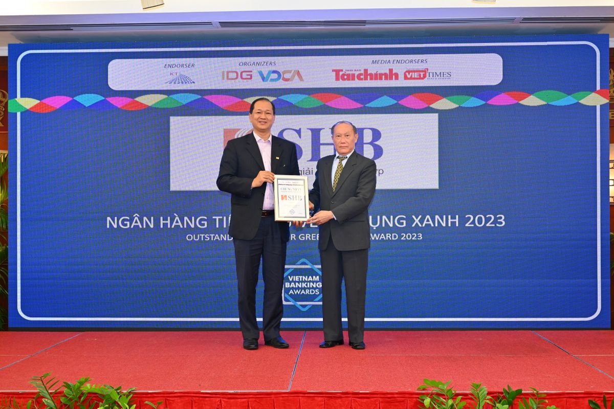 Ông Trần Xuân Huy – Phó Tổng Giám đốc SHB (bên trái) đại diện ngân hàng nhận giải thưởng “Ngân hàng Tiêu biểu về Tín dụng Xanh năm 2022”.