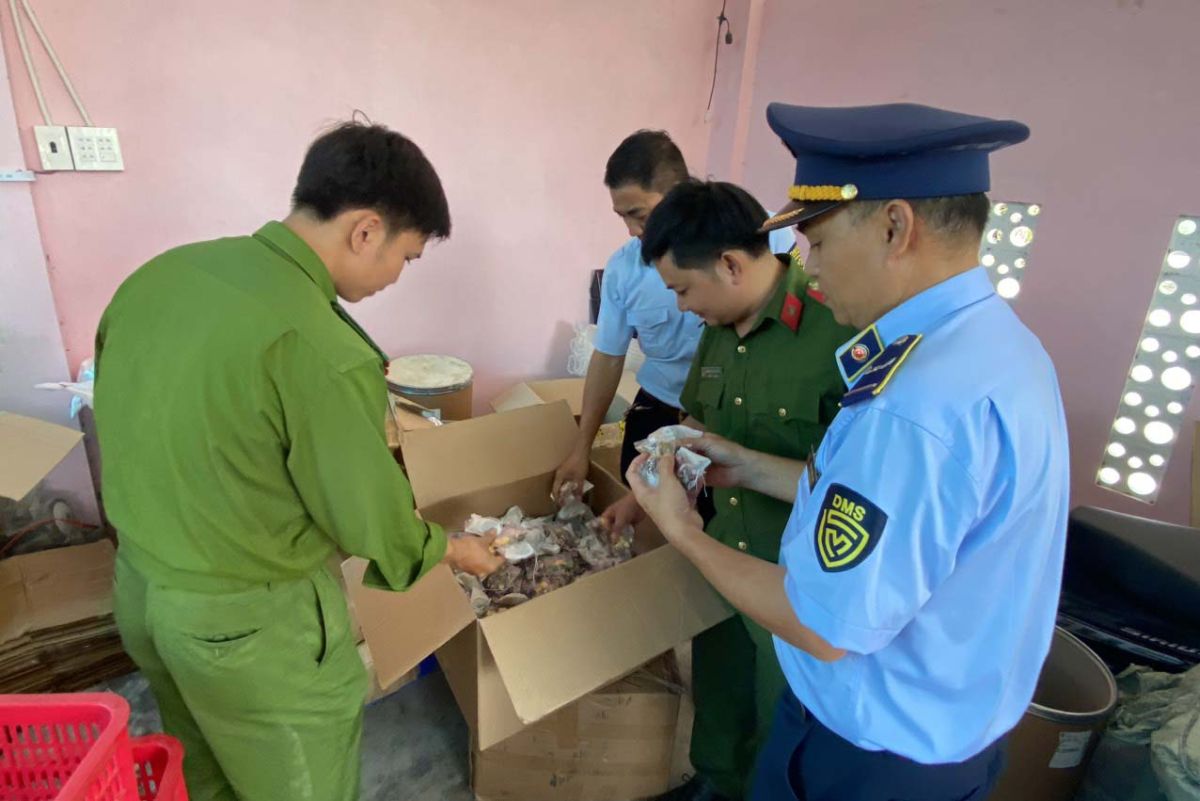 Lực lượng chức năng kiểm tra hàng hoá tại hộ kinh doanh.