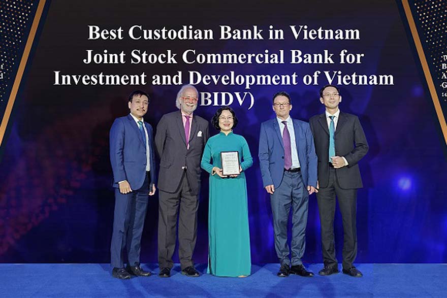 Đại diện BIDV nhận Giải thưởng “Ngân hàng Lưu ký - Giám sát tốt nhất Việt Nam năm 2023”.