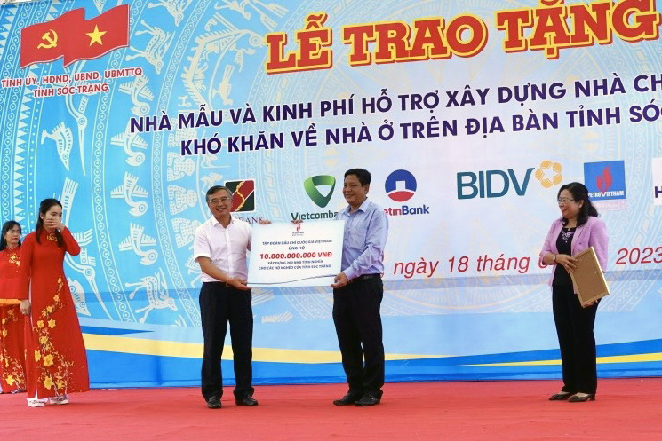 Petrovietnam trao tài trợ 10 tỷ đồng xây dựng nhà cho người nghèo tại Sóc Trăng.