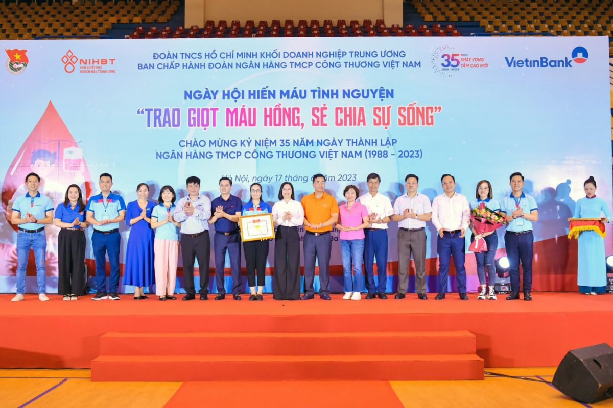 Đoàn Thanh niên VietinBank nhận Bằng khen của Đoàn Khối DNTW vì có thành tích xuất sắc trong phong trào hiến máu giai đoạn 2020-2023.