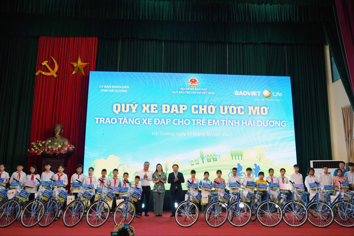 100 chiếc xe đạp được trao cho các em học sinh có kết quả rèn luyện tốt.