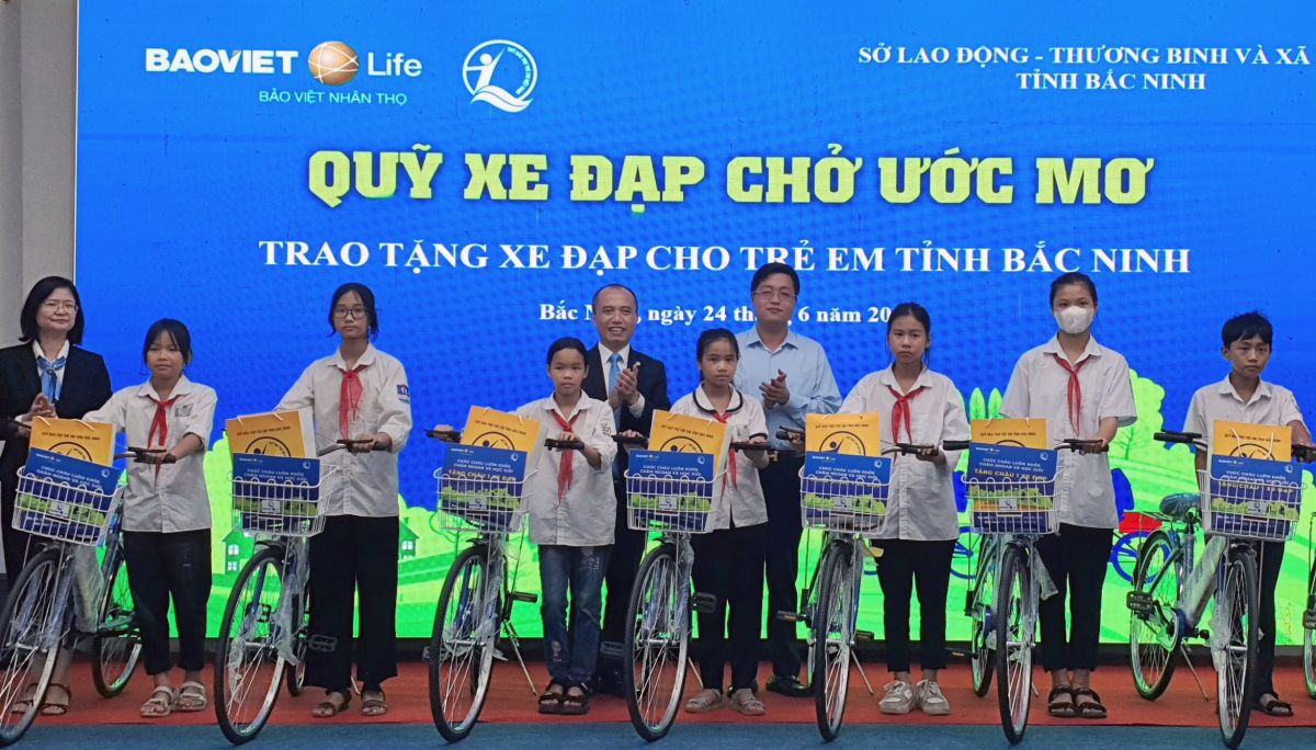 Giám đốc Sở Lao động - Thương binh và Xã hội tỉnh Bắc Ninh Nguyễn Nhân Chinh và Ban Giám đốc Công ty Bảo Việt Nhân thọ Bắc Ninh trao xe đạp cho các em học sinh hiếu học có hoàn cảnh khó khăn.
