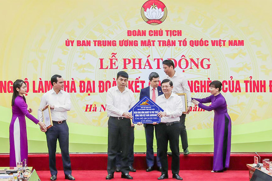 Ông Nguyễn Minh Phương - Thành viên HĐTV Agribank - trao ủng hộ 5 tỷ đồng để xây dựng 100 ngôi nhà đại đoàn kết tại tỉnh Điện Biên.