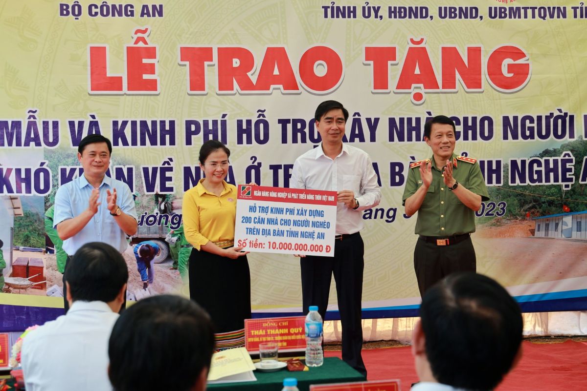 Ông Lê Xuân Trung, Thành viên HĐTV Agribank, trao ủng hộ 10 tỷ đồng để xây dựng 200 ngôi nhà đại đoàn kết tại tỉnh Nghệ An.