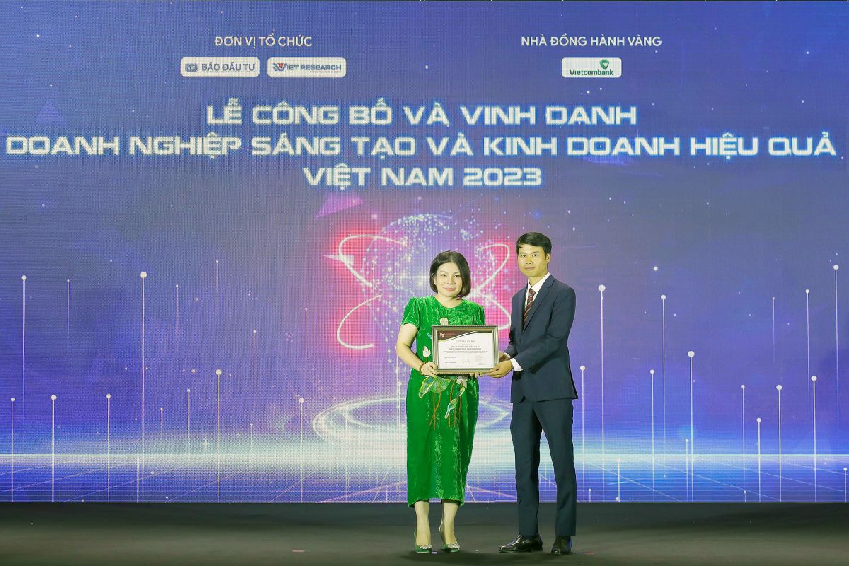 Dược Nam Hà nhận giải Top 10 doanh nghiệp Sáng tạo và Kinh doanh hiệu quả năm 2023.