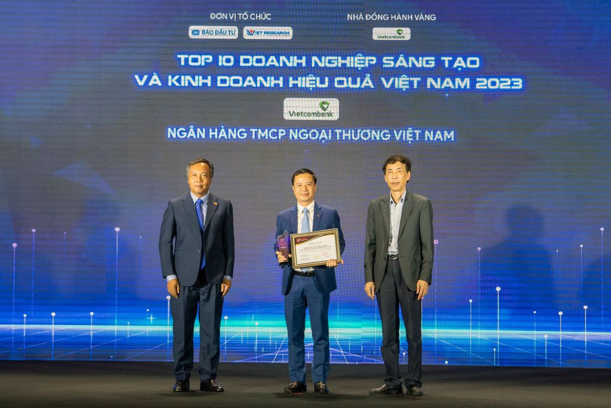 Vietcombank được bình chọn dẫn đầu Top 10 ngân hàng sáng tạo, kinh doanh hiệu quả và xếp thứ 2 trong danh sách VIE50.