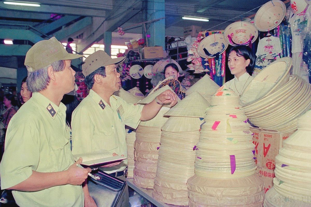 Kể từ khi được thành lập, lực lượng QLTT luôn làm tốt công tác thường trực giúp việc, tham mưu cho Ban Chỉ đạo chống buôn lậu, hàng giả và gian lận thương mại ở Trung ương và địa phương, đóng góp nhiều thành tích trong công tác đấu tranh chống buôn lậu, hàng giả và gian lận thương mại.