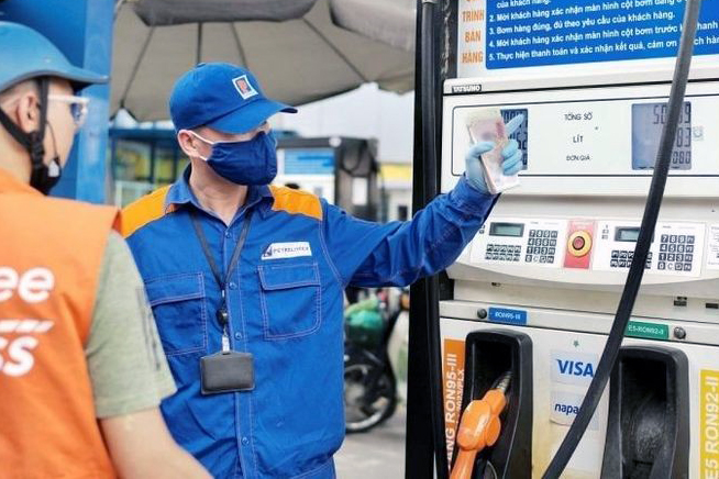Giá xăng hôm nay 3/7 giảm nhẹ