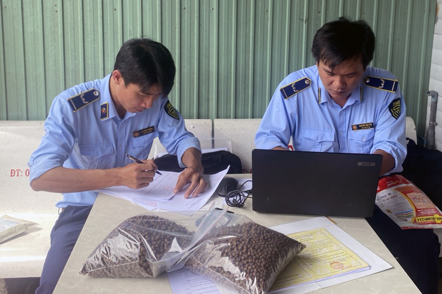 Tiền Giang: Xử phạt một cơ sở buôn bán thức ăn thủy sản có hàm lượng Cadimi vượt mức cho phép