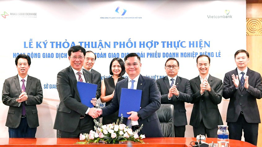 Ông Nguyễn Thanh Tùng - Tổng Giám đốc Vietcombank (bên phải) và ông Dương Văn Thanh - Tổng Giám đốc VSDC ký kết thỏa thuận phối hợp.