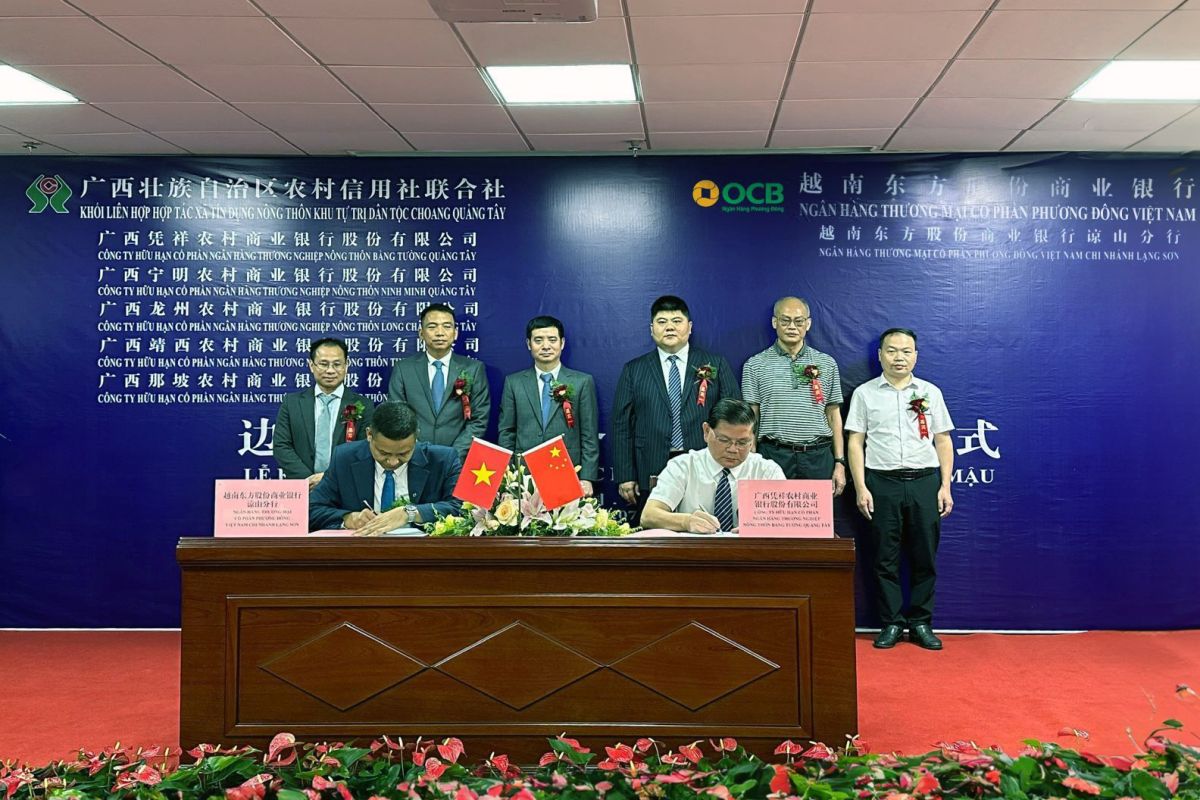 Lễ ký kết giữa đại diện OCB và Khối liên hợp hợp tác xã tín dụng nông thôn khu tự trị dân tộc Choang Quảng Tây Trung Quốc.