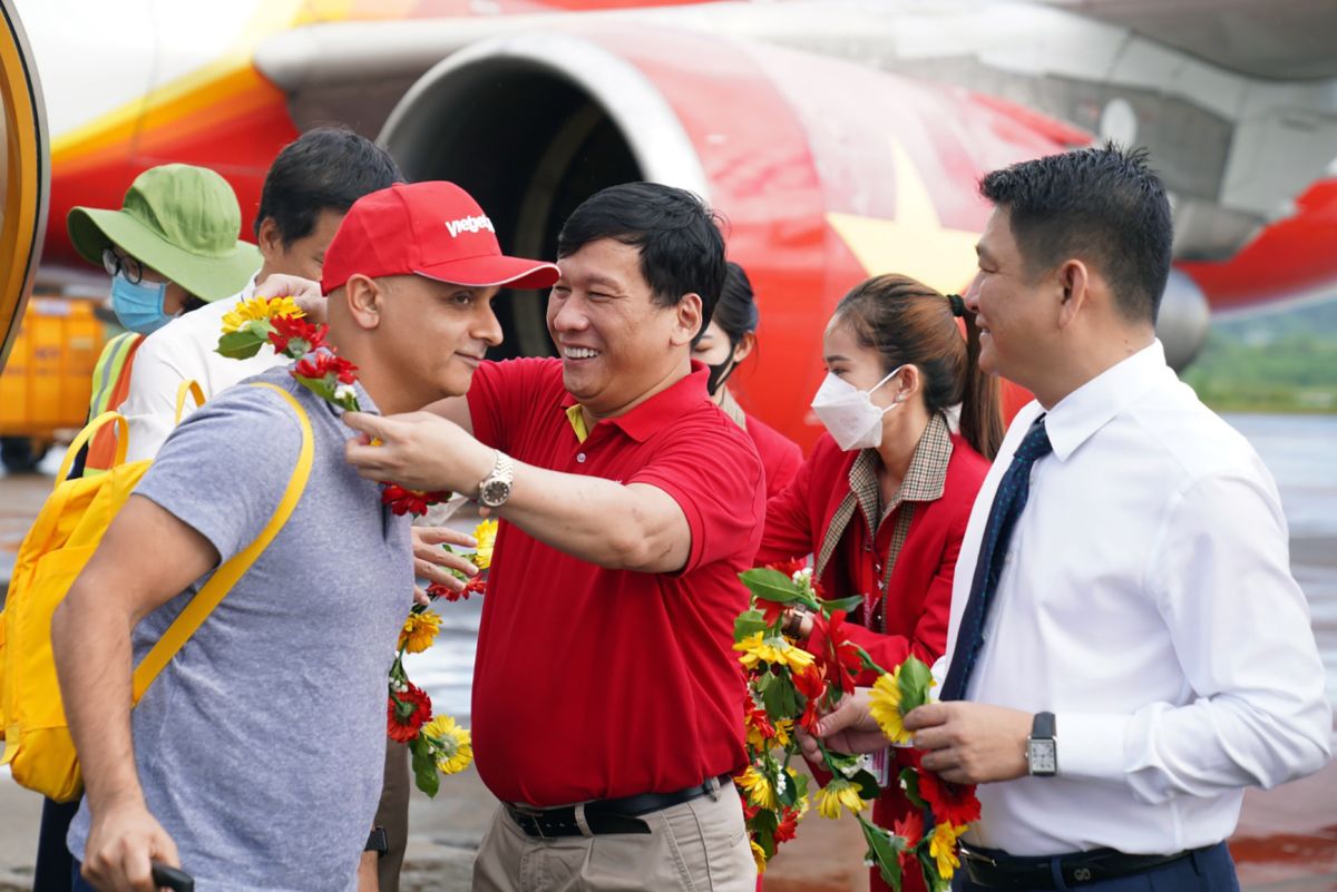 Tổng giám đốc Vietjet Đinh Việt Phương chào đón hành khách Ấn Độ tới Việt Nam trên một chuyến bay của hãng.