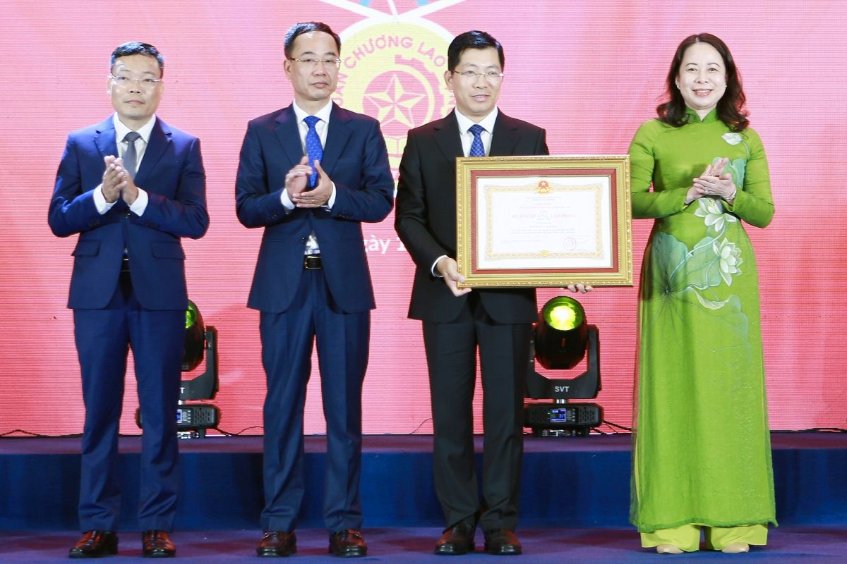Thừa uỷ quyền của Chủ tịch nước, Phó Chủ tịch nước Võ Thị Ánh Xuân trao Huân chương Lao động hạng Nhì cho Cục Báo chí.