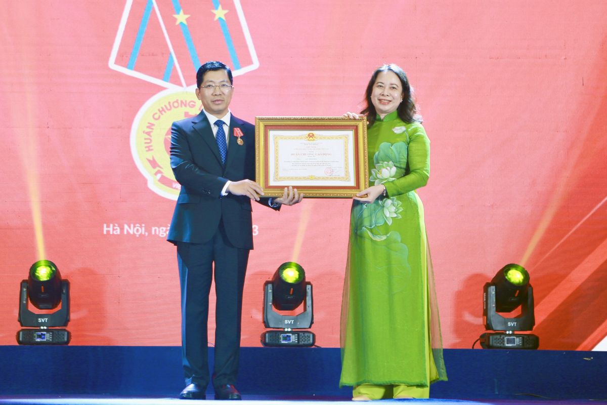 Phó Chủ tịch nước Võ Thị Ánh Xuân trao Huân chương Lao động hạng Ba cho ông Lưu Đình Phúc, Cục trưởng Cục Báo chí.