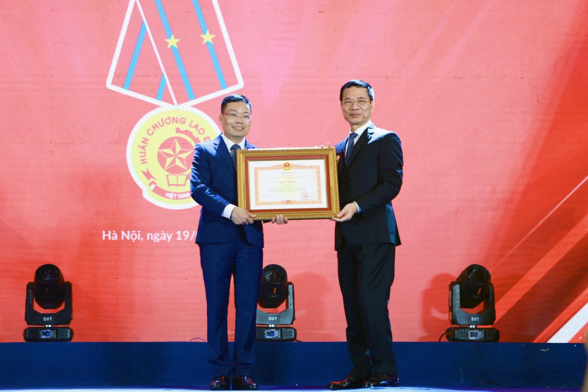 Bộ trưởng Bộ TT&TT Nguyễn Mạnh Hùng trao Bằng khen của Thủ tướng Chính phủ cho cho ông Đặng Khắc Lợi, Phó Cục trưởng Cục Báo chí.