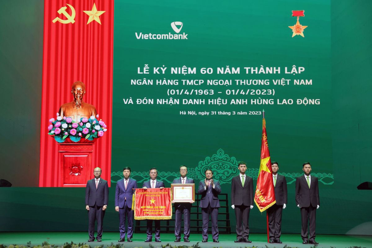 Vietcombank được trao tặng danh hiệu Anh hùng lao động nhân dịp kỷ niệm 60 năm thành lập.