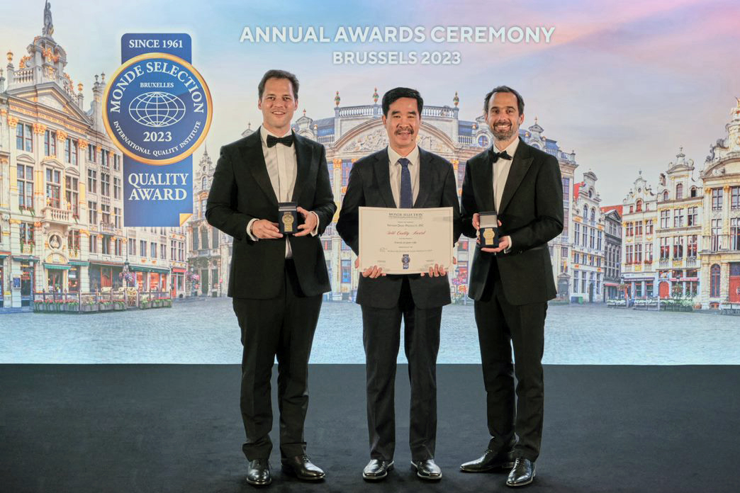 Đại diện Vinamilk nhận giải Giải Vàng quốc tế về chất lượng 2023 từ tổ chức Monde Selection.