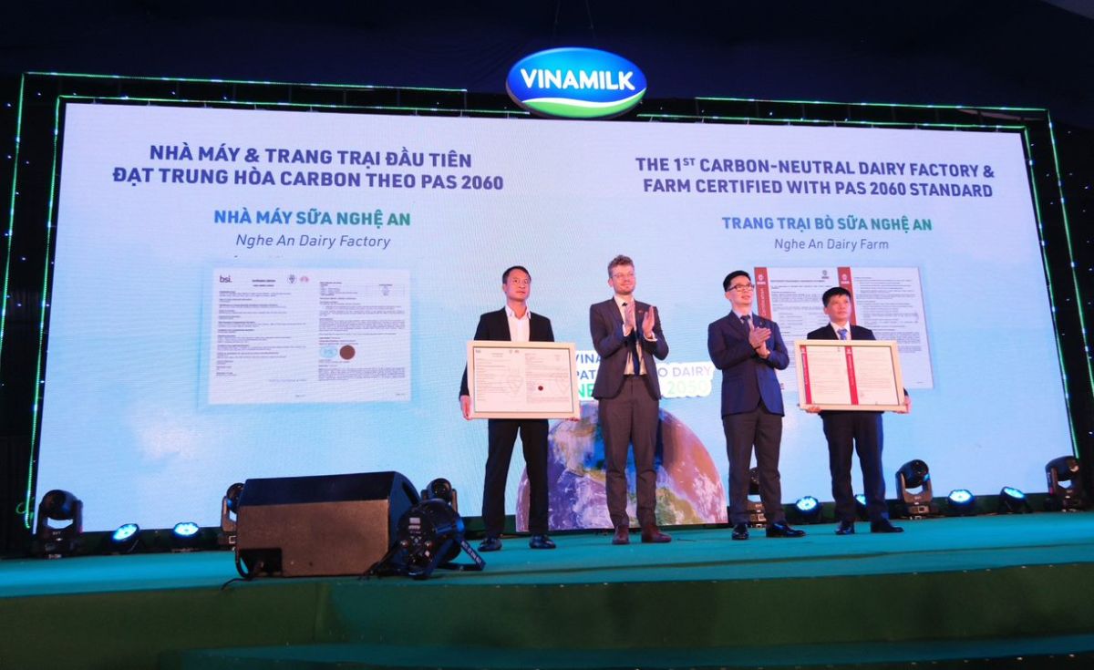 Trang trại bò sữa Vinamilk Nghệ An là trang trại đầu tiên nhận chứng nhận về trung hòa carbon.