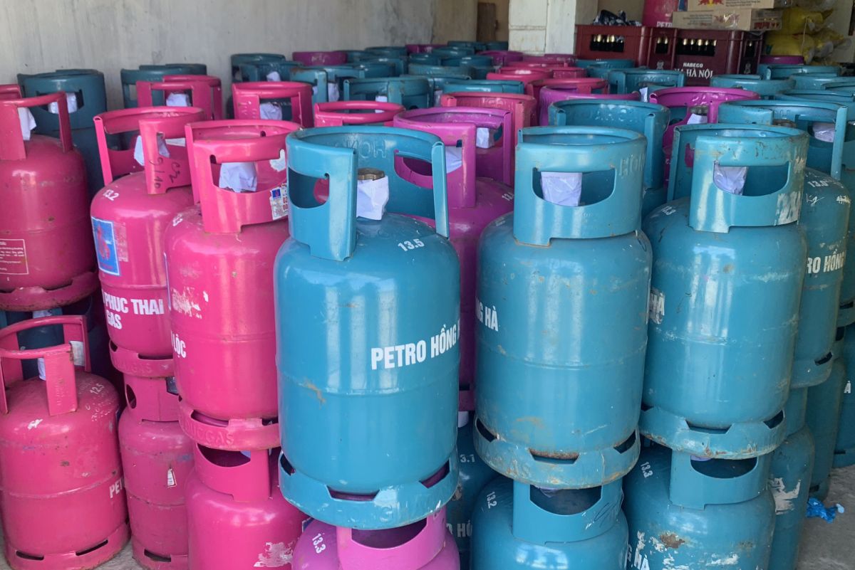 Các sản phẩm LPG chai giả mạo nhãn hiệu tại hộ kinh doanh Bùi Văn Tuyên.