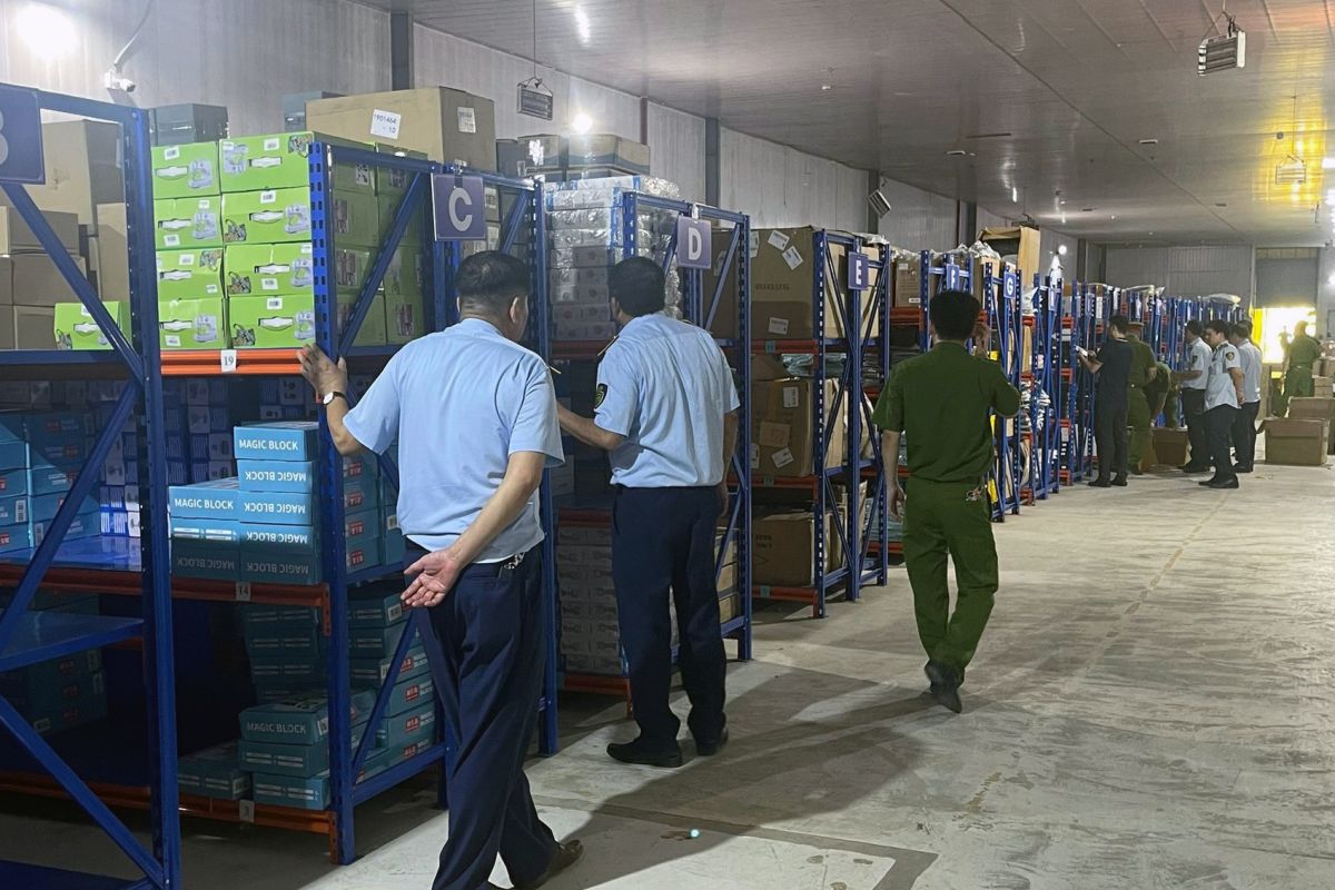 Bắc Ninh: Tiêu hủy hơn 400 máy hút thuốc lá điện tử và gần 700 lọ tinh dầu nhập lậu