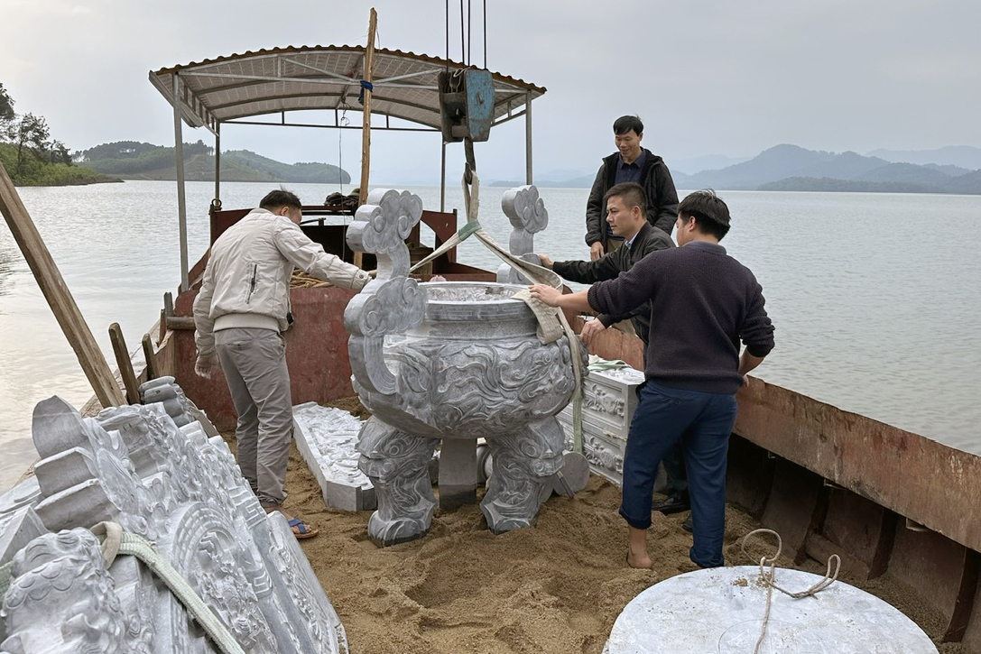 Vận chuyển lư hương nặng 2,5 tấn (do một công ty truyền thông ở Hà Nội cung tiến) và các hạng mục đá là một trong những công việc khó khăn nhất do không có đường bộ vào khu vực xây đền.